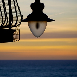 Luminaire sur fond de mer et ciel - Italie  - collection de photos clin d'oeil, catégorie clindoeil